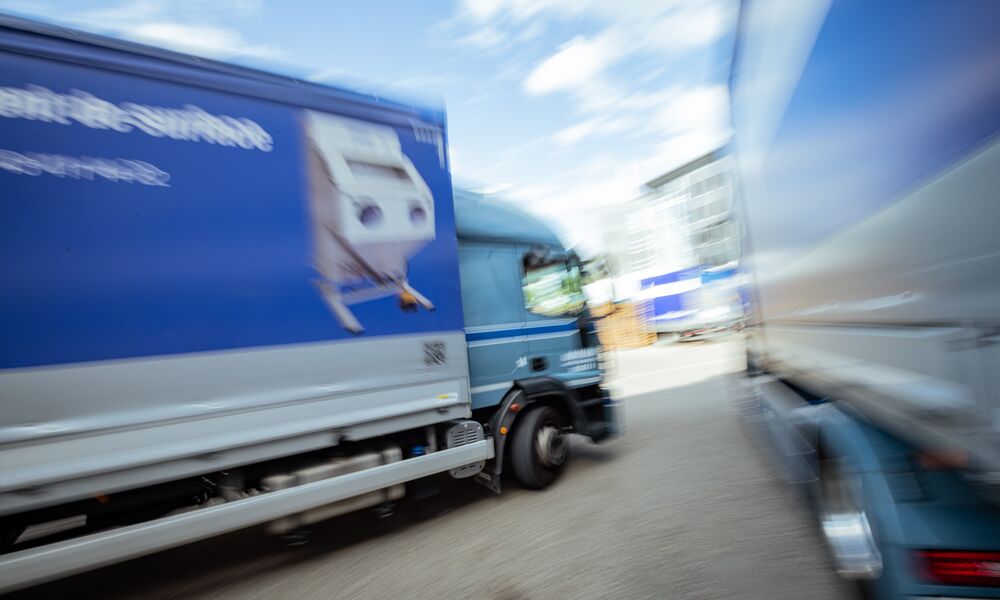 LKW in Fahrt - Dünki Transporte AG - Kloten